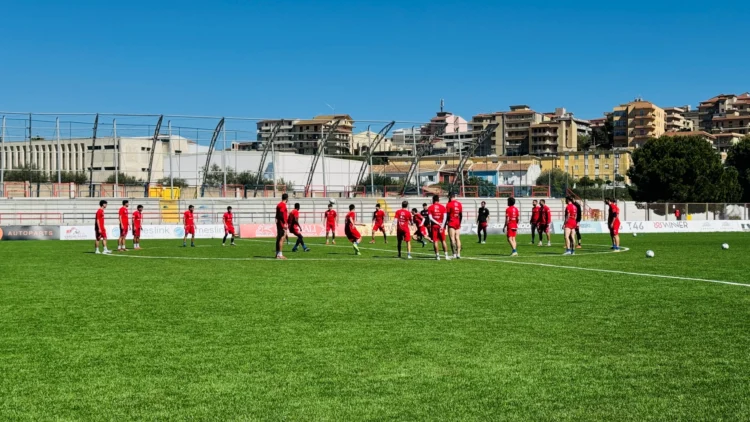 Giocatori del Modica Calcio durante una sessione di allenamento agli ordini di mister Raciti.