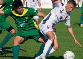 Un'azione di gioco durante la partita di calcio tra Modica e Palazzolo allo stadio Barone.
