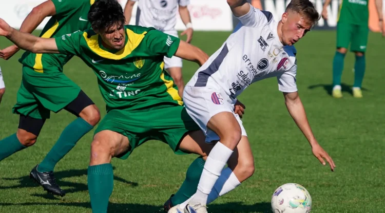 Un'azione di gioco durante la partita di calcio tra Modica e Palazzolo allo stadio Barone.