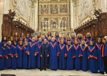 Il coro Modica Gospel Academy durante una performance di musica spiritual