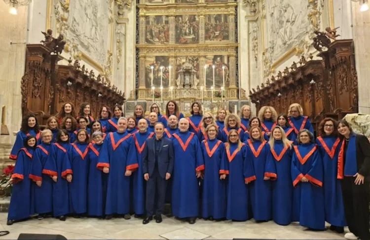 Il coro Modica Gospel Academy durante una performance di musica spiritual