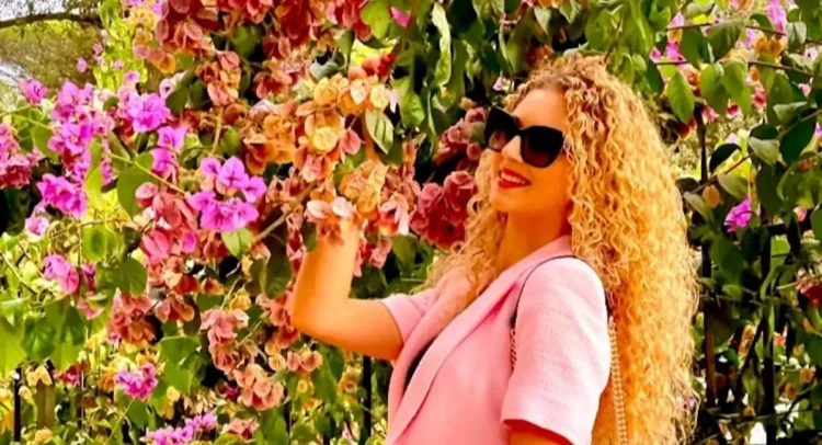 Miriam Indelicato sorridente tra fiori di bouganville rosa; la giovane studentessa di Salemi scomparsa tragicamente