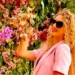 Miriam Indelicato sorridente tra fiori di bouganville rosa; la giovane studentessa di Salemi scomparsa tragicamente