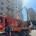 Un camion dei Vigili del Fuoco parcheggiato in via Ruggero Marturano a Palermo, con il braccio meccanico sollevato verso un edificio civile dopo l'incidente mortale sul lavoro.