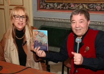 Interno di Palazzo Busacca a Scicli durante l'inaugurazione della mostra personale di Vincenza Trovato.