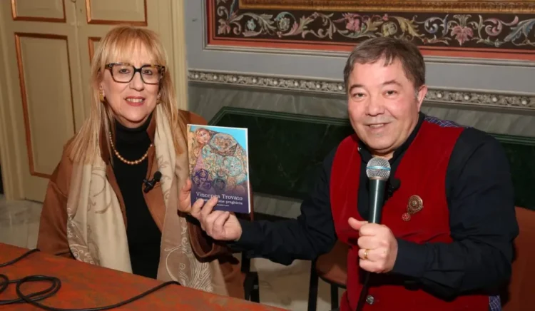 Interno di Palazzo Busacca a Scicli durante l'inaugurazione della mostra personale di Vincenza Trovato.