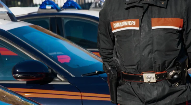 Auto dei Carabinieri per un caso di cadavere in casa