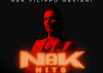 Filippo Neviani, in arte Nek, durante una performance live con il basso per il tour Nek in concerto a Marina di Modica.