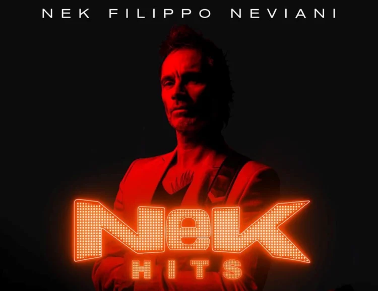 Filippo Neviani, in arte Nek, durante una performance live con il basso per il tour Nek in concerto a Marina di Modica.