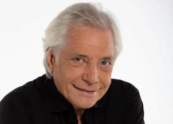 Concerto di Nino D'Angelo al Teatro Antico di Taormina per il tour dei 50 anni di carriera, agosto 2026