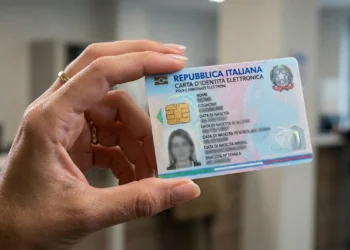 Dettaglio della nuova carta d'identità elettronica italiana con microchip e zona a lettura ottica