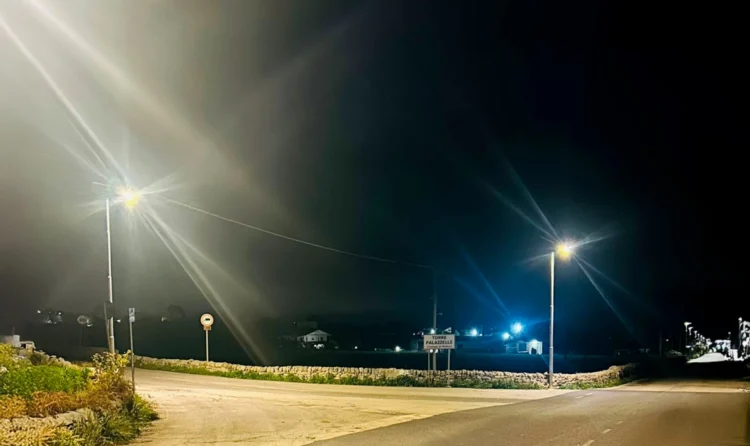 Nuovo lampione fotovoltaico installato per l'illuminazione nelle contrade di Modica presso un incrocio rurale.
