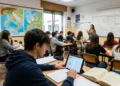 Studenti in aula durante una lezione con libri e tablet, nuove Indicazioni Nazionali Licei