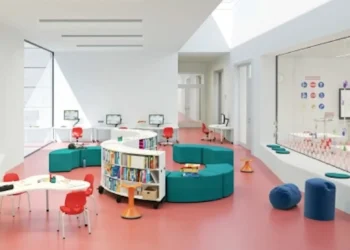 Interno di un asilo nido moderno con nuovi arredi scolastici colorati