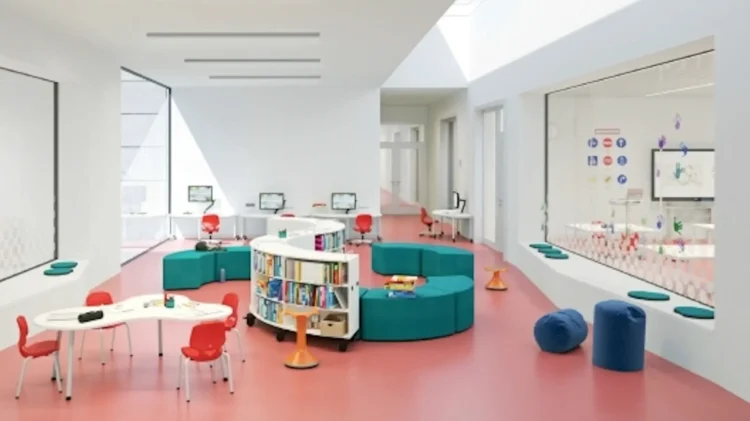 Interno di un asilo nido moderno con nuovi arredi scolastici colorati