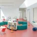 Interno di un asilo nido moderno con nuovi arredi scolastici colorati