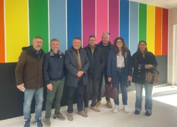 Ingresso del nuovo asilo nido di Donnalucata con pilastri a forma di matite colorate giganti.