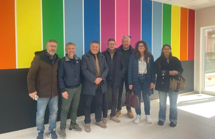 Ingresso del nuovo asilo nido di Donnalucata con pilastri a forma di matite colorate giganti.