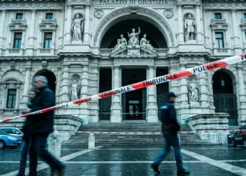 ngresso del tribunale durante un'inchiesta per omicidio
