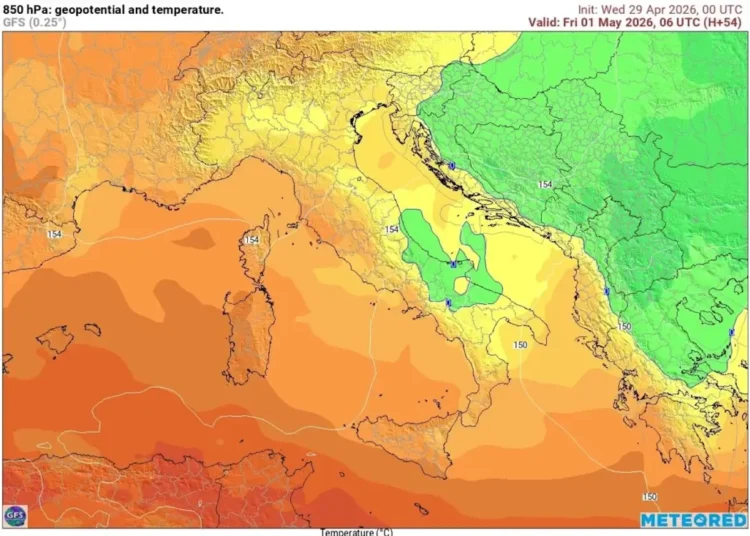 Cielo nuvoloso su un paesaggio italiano che simboleggia l'ondata di freddo in arrivo