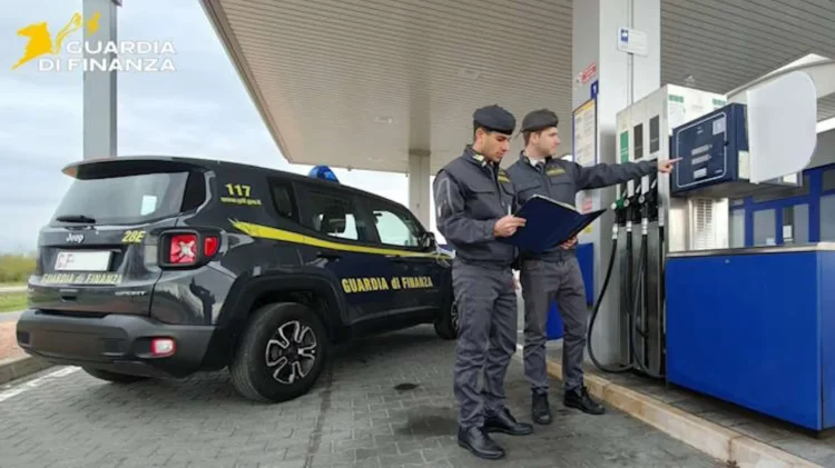 Un controllo della Guardia di Finanza in un distributore di carburanti per contrastare il lavoro nero