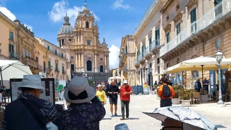 Osservatorio sul Turismo a Ragusa con rappresentanti di categoria e grafici sulle presenze.
