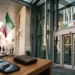 Schermata smartphone con notifica di pagamento INPS NASpI maggio 2026 su una scrivania