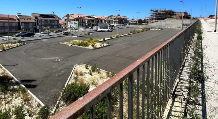 Area di sosta chiusa in via Ammiraglio Rizzo a Marina di Ragusa