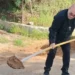 Padre Carmelo Carvello mentre ripara una buca sulla strada per Borgo Santa Rita a Caltanissetta
