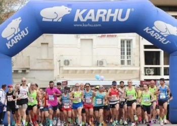 Gruppo di atleti internazionali alla partenza della ScoglittiRace sul lungomare di Vittoria.