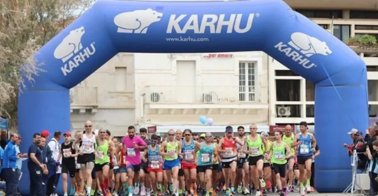 Gruppo di atleti internazionali alla partenza della ScoglittiRace sul lungomare di Vittoria.