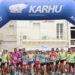 Gruppo di atleti internazionali alla partenza della ScoglittiRace sul lungomare di Vittoria.