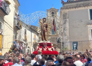 La folla durante la festa del Cristo Risorto a Scicli per la Pasqua 2026 sorvegliata dai droni