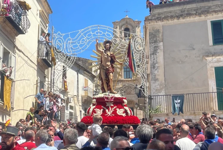 La folla durante la festa del Cristo Risorto a Scicli per la Pasqua 2026 sorvegliata dai droni