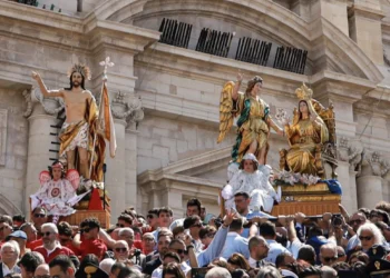 Il celebre incontro di Pace tra i simulacri di Gesù Risorto e Maria Santissima Annunziata durante la Pasqua a Comiso.