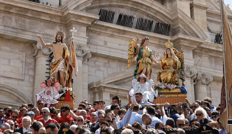 Il celebre incontro di Pace tra i simulacri di Gesù Risorto e Maria Santissima Annunziata durante la Pasqua a Comiso.