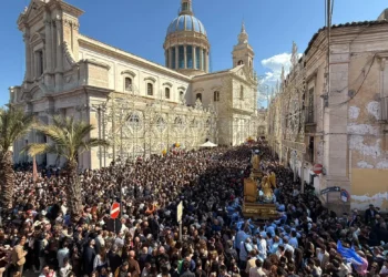 Il rito della Paci durante la Pasqua a Comiso con i simulacri del Cristo e della Madonna.