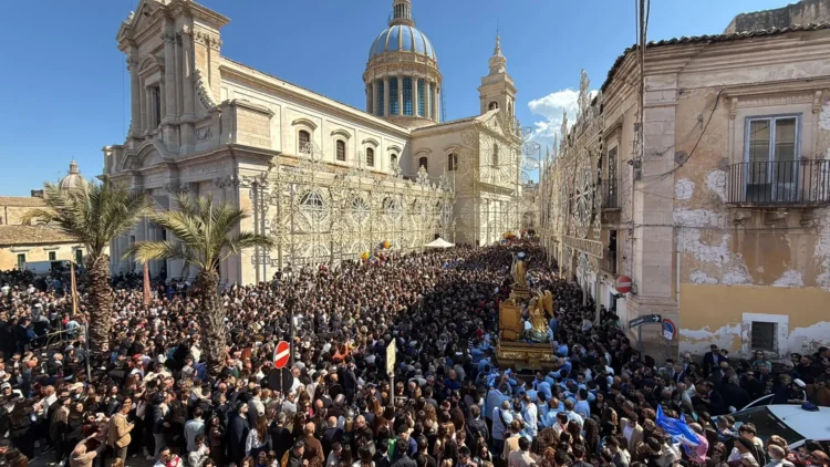 Il rito della Paci durante la Pasqua a Comiso con i simulacri del Cristo e della Madonna.