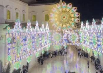 La scalinata della Basilica dell'Annunziata illuminata artisticamente per il Sabato Santo a Comiso