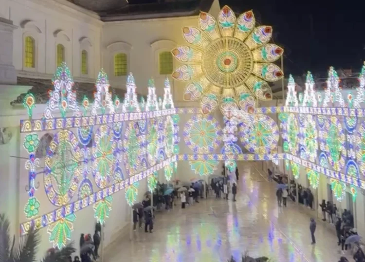 La scalinata della Basilica dell'Annunziata illuminata artisticamente per il Sabato Santo a Comiso