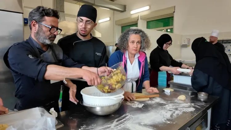 Studenti dell'Istituto Principi Grimaldi di Modica preparano le tipiche impanate di Pasqua durante un laboratorio.
