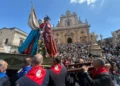 Folla di turisti e fedeli durante una processione della Pasqua a Modica