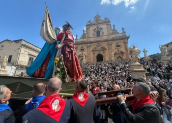 Folla di turisti e fedeli durante una processione della Pasqua a Modica