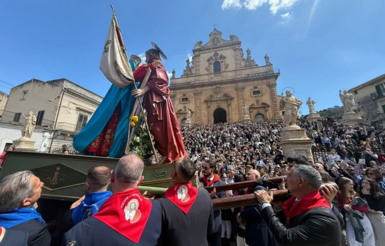 Folla di turisti e fedeli durante una processione della Pasqua a Modica