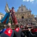 Folla di turisti e fedeli durante una processione della Pasqua a Modica
