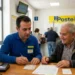 Operatore di Poste Italiane assiste un cittadino per la richiesta del passaporto in un ufficio postale della provincia di Ragusa