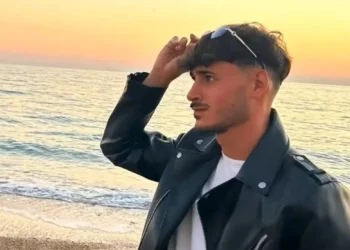 Rilievi della polizia in un'area transennata a Pavia durante la notte