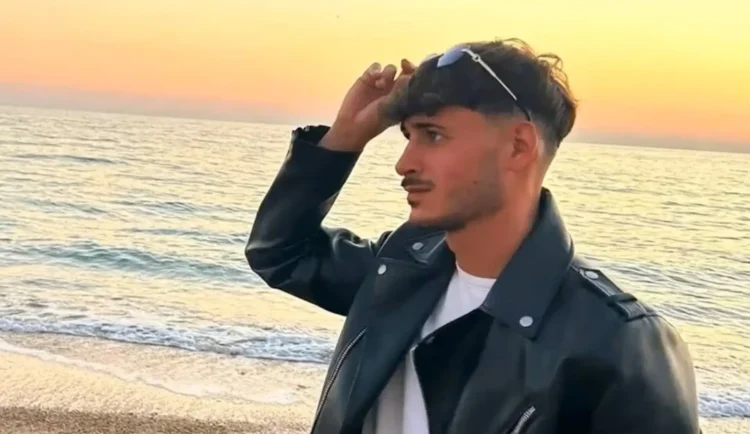 Rilievi della polizia in un'area transennata a Pavia durante la notte