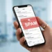 Un utente riceve una notifica di allerta phishing su uno smartphone riguardante servizi sanitari