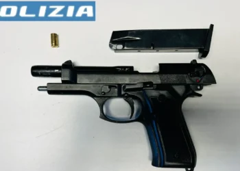 Pistola calibro 7.65 sequestrata dalla Polizia di Stato durante un arresto per possesso di arma a Vittoria
